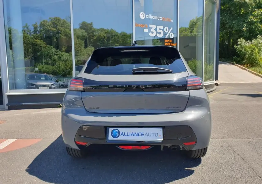 Vue arrière d'une Peugeot 208 1.2 Hybrid 110 gris Sellenium avec feux LED et logo Peugeot noir brillant.