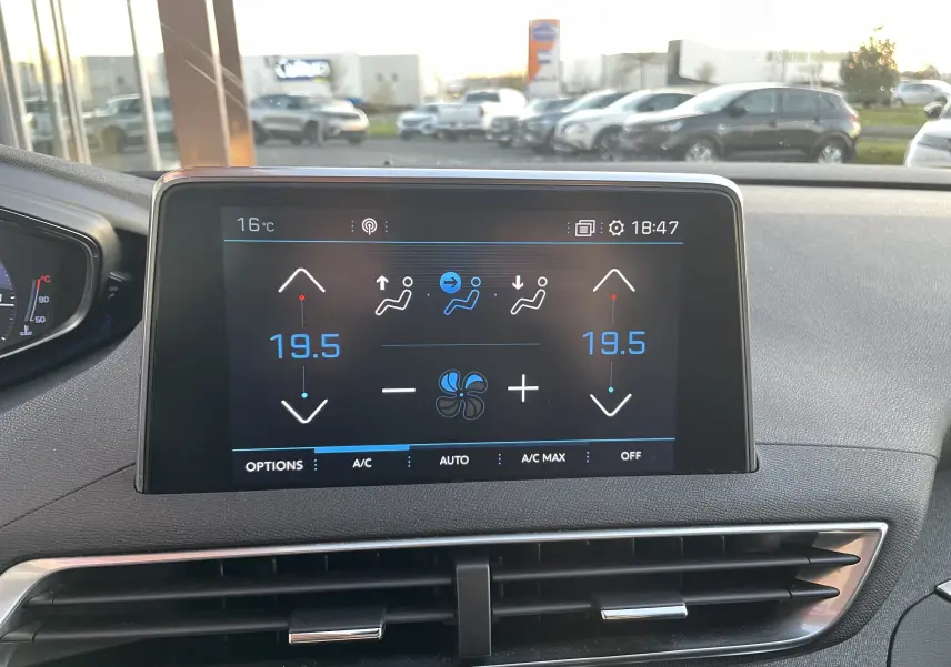Écran tactile central du Peugeot 3008 2019 montrant le réglage de la climatisation à 19,5°C, intérieur gris noir.