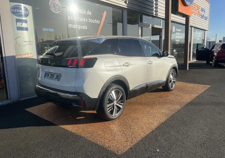 Peugeot 3008 blanc nacré en 3/4 arrière droit, avec toit noir et feux arrière à trois griffes distinctifs.