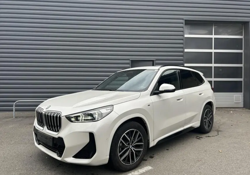 BMW X1 XDRIVE 20DA M-Sport noir vue 3/4 avant droit avec calandre imposante et jantes alliage bicolores