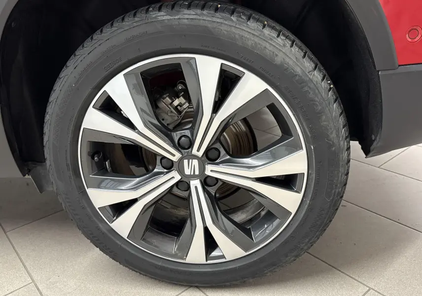 Gros plan sur la jante alliage bicolore du côté gauche d'un SEAT Ateca Rouge Velvet 2024.