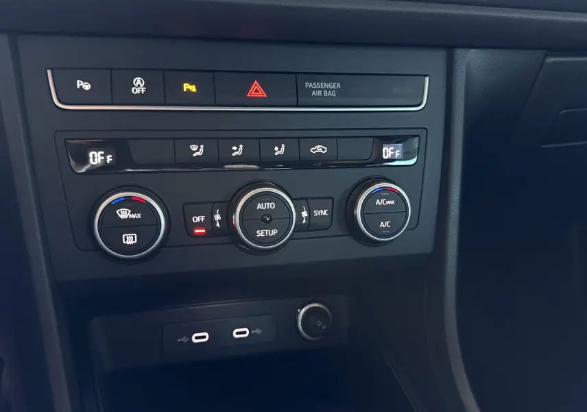 Tableau de bord du SEAT Ateca 2024 montrant les commandes de climatisation et ports USB en gros plan.