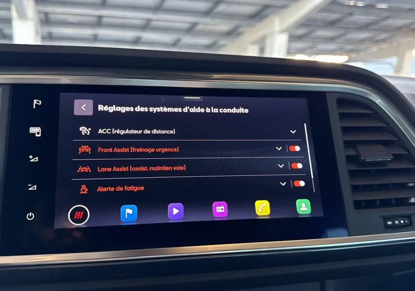 Écran tactile central du SEAT Ateca 2024 affichant les réglages des aides à la conduite dans un intérieur moderne.