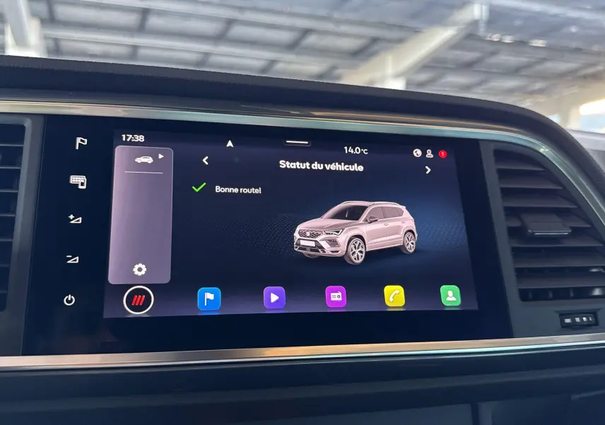 Écran tactile central du tableau de bord du SEAT Ateca 2024 affichant le statut du véhicule.