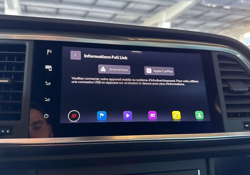 Écran tactile central du tableau de bord du SEAT Ateca 2024 affichant les options Android Auto et Apple CarPlay.