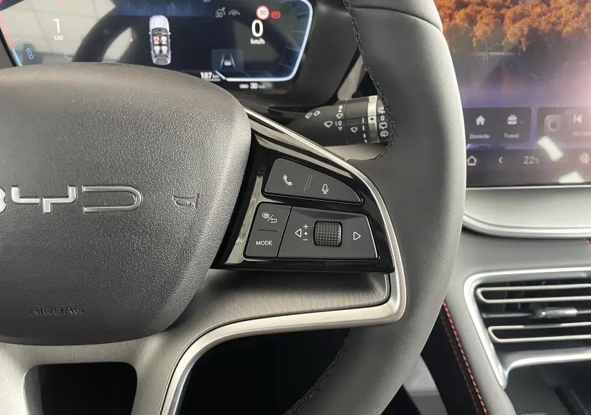 Gros plan sur le volant noir du BYD SEAL U 2026 avec commandes multifonctions et tableau de bord numérique en arrière-plan.