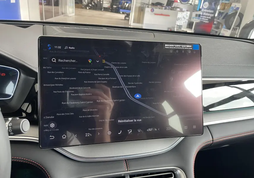 Vue rapprochée de l’écran tactile 15,6’’ du tableau de bord du BYD SEAL U, avec navigation affichée.