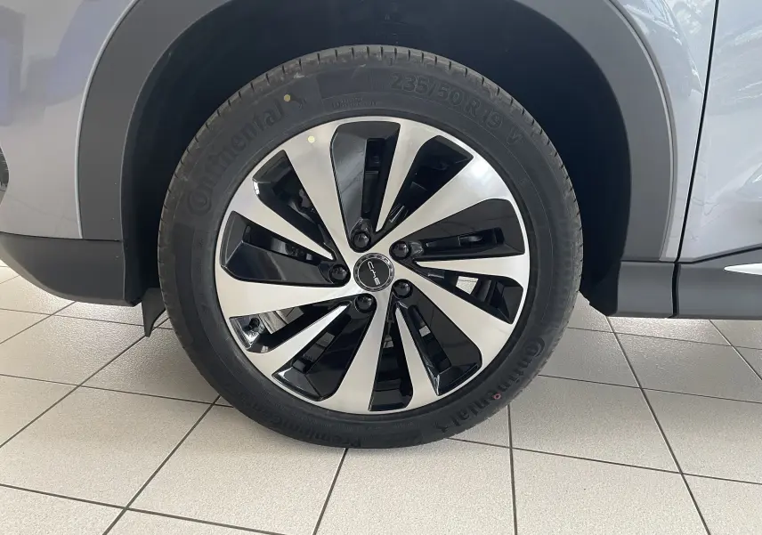 Gros plan sur la jante bicolore 19 pouces du côté gauche du BYD SEAL U TIME GREY, avec pneu Continental.