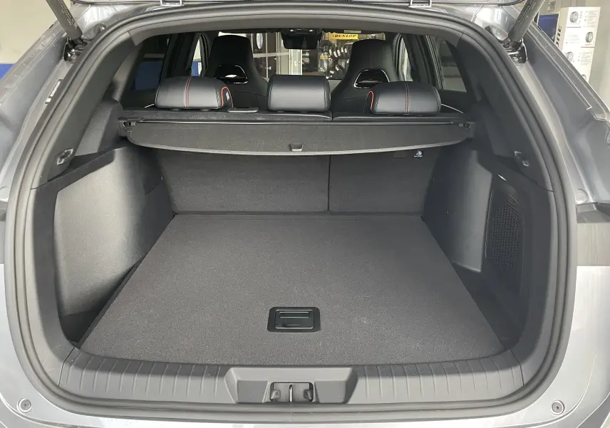 Coffre ouvert vu de l'arrière du BYD SEAL U TIME GREY, montrant un espace de chargement propre et banquette arrière avec appuie-têtes noirs.