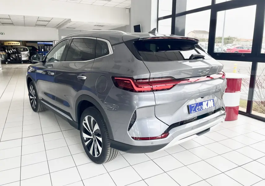 Vue 3/4 arrière droite du SUV BYD SEAL U TIME GREY avec feux LED, jantes alliage 19'' et toit ouvrant panoramique.