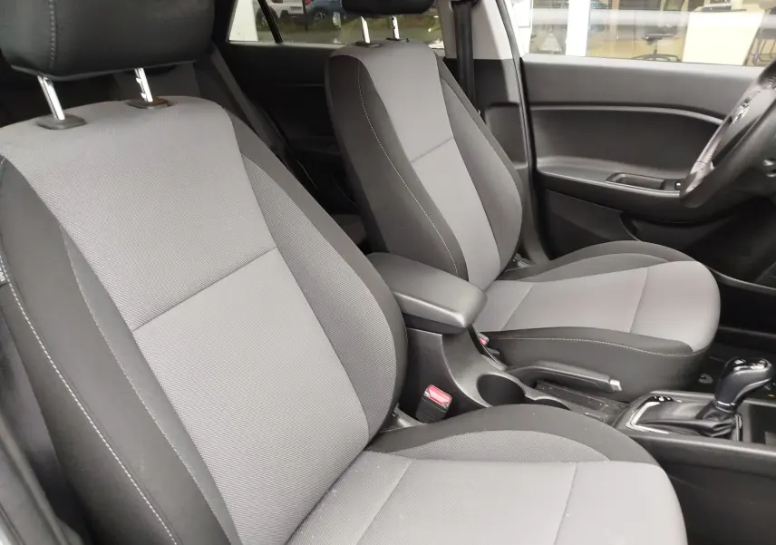 Vue intérieure côté droit des sièges avant gris clair et foncé de la Hyundai i20 2018 avec boîte automatique.