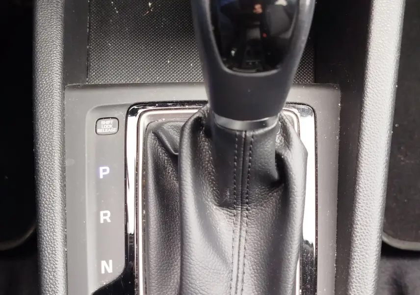 Le levier de vitesse automatique noir de la Hyundai i20 2018, vue rapprochée sur la console centrale.