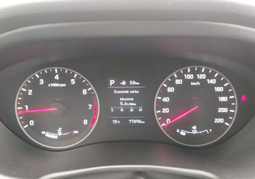 Vue rapprochée du tableau de bord de la Hyundai i20 2018, affichant compte-tours, vitesse et écran central numérique.