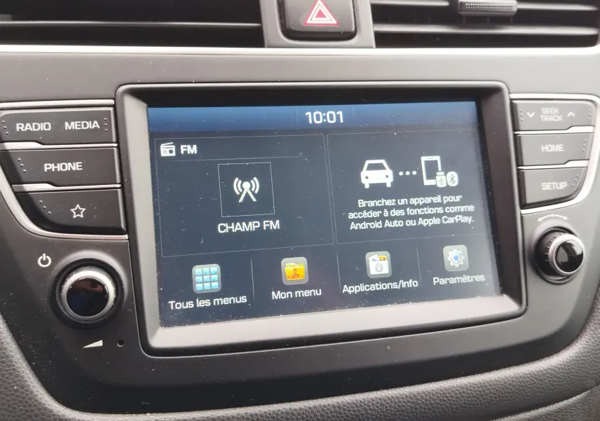 Vue rapprochée de l’écran tactile multimédia central de la Hyundai i20 2018 en Sleek Silver Métal, affichant les options radio et connectivité.