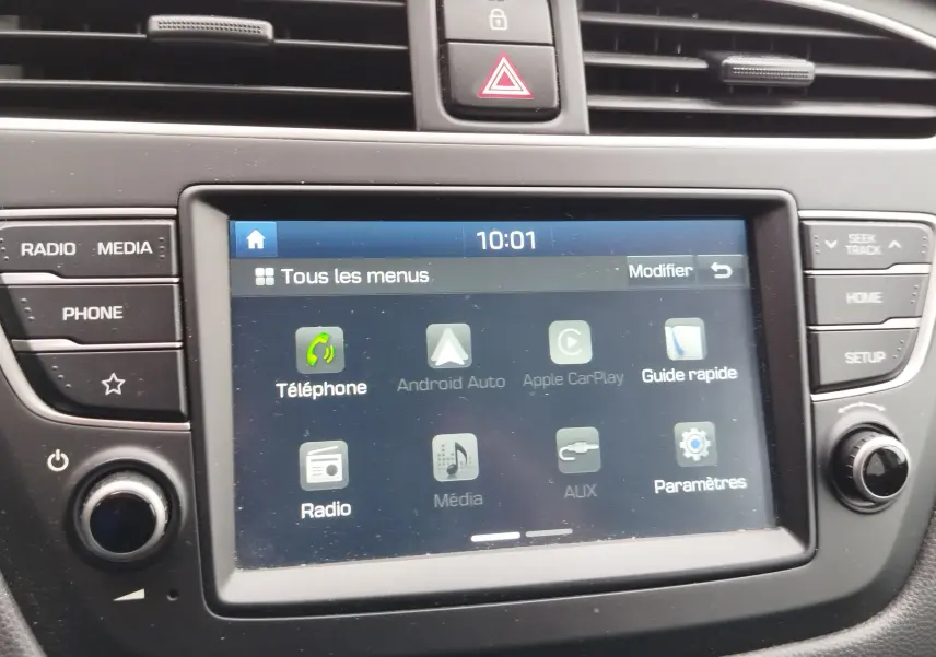 Vue rapprochée de l’écran tactile multimédia central de la Hyundai i20 2018 avec menu affichant téléphone, radio et paramètres.