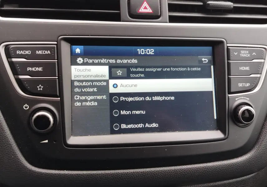 Vue rapprochée de l’écran central tactile de la Hyundai i20 2018, affichant les paramètres avancés du système multimédia.