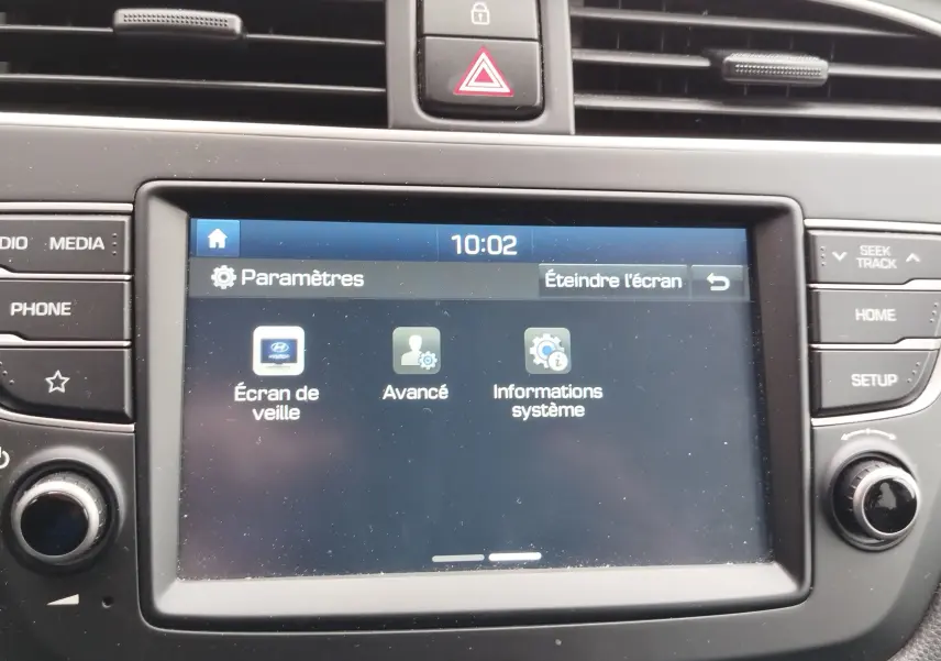 Vue rapprochée de l'écran tactile central noir du tableau de bord de la Hyundai i20 Sleek Silver Métal de 2018.