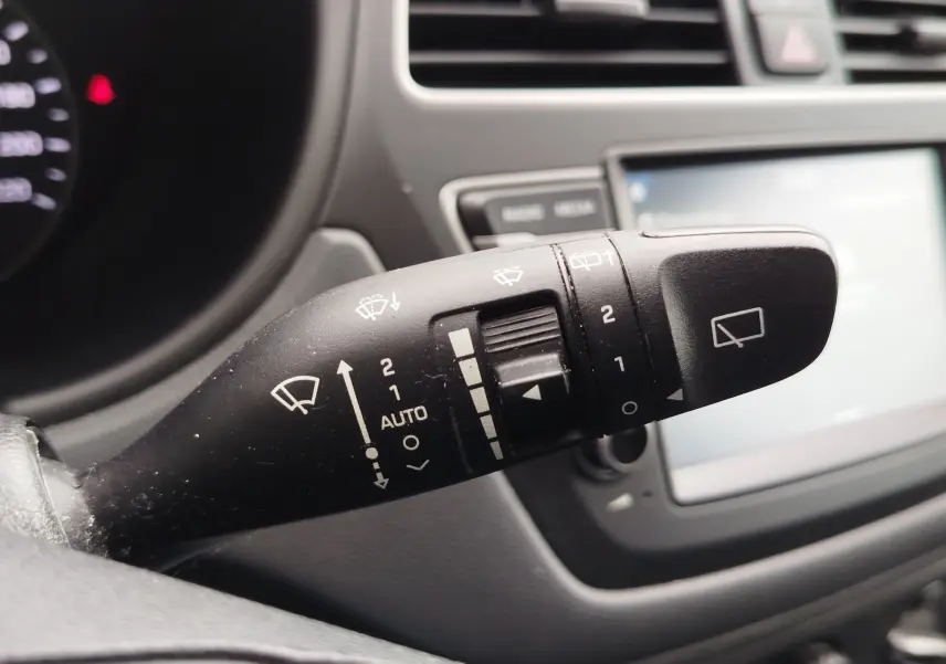 Gros plan sur la commande des essuie-glaces dans l’habitacle gris d’une Hyundai i20 Sleek Silver Métal 2018.