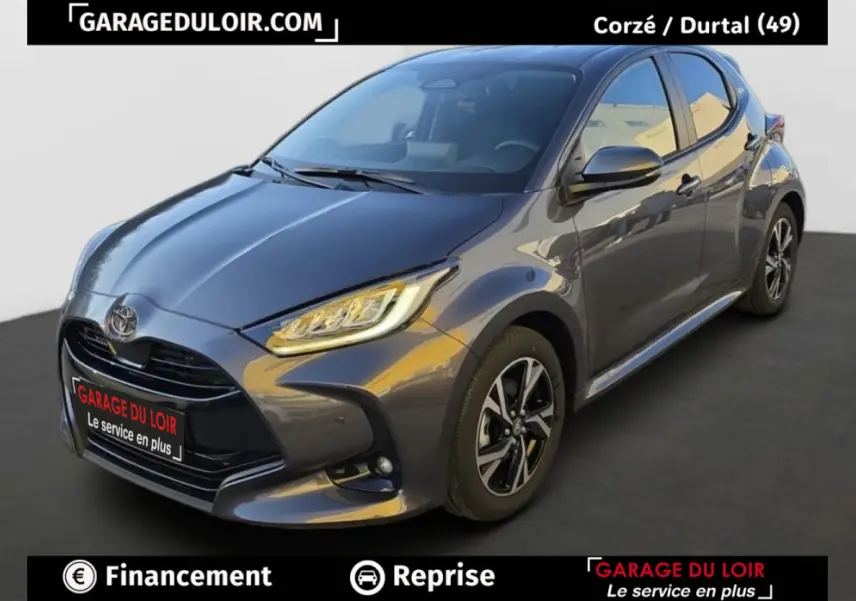 Toyota Yaris Hybride 116h Design gris foncé vue 3/4 avant avec phares LED et jantes alliage noires.