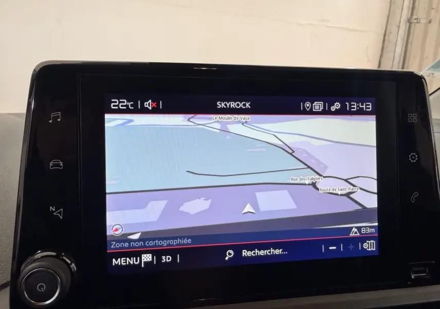 Écran tactile intérieur du Citroën Berlingo blanc, affichant la navigation GPS avec carte et indications.