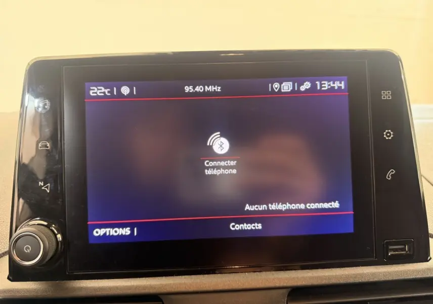 Écran tactile central du Citroën Berlingo blanc, affichant la connexion Bluetooth au téléphone, vue de face.
