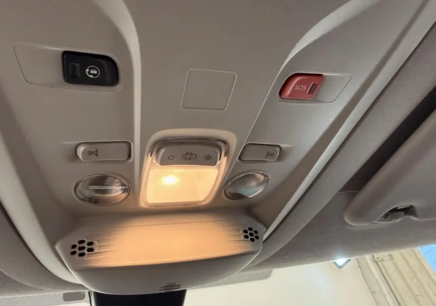 Vue intérieure du plafonnier avec éclairage et boutons de commande dans un Citroën Berlingo blanc 2022.