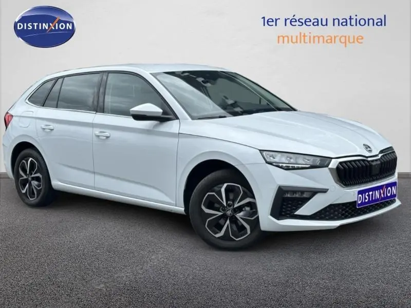 Vue 3/4 avant droite d'une Skoda Scala blanc cristal avec calandre noire et jantes alu distinctives.