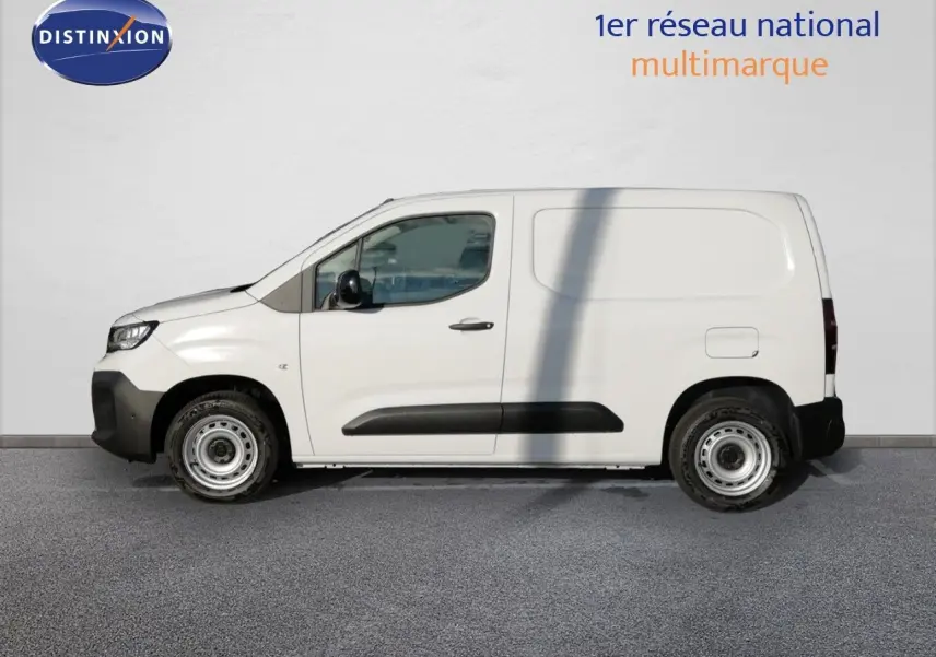 Vue latérale droite d’un Peugeot Partner blanc Kaolin 2026, fourgon utilitaire avec protections noires sur les portières.