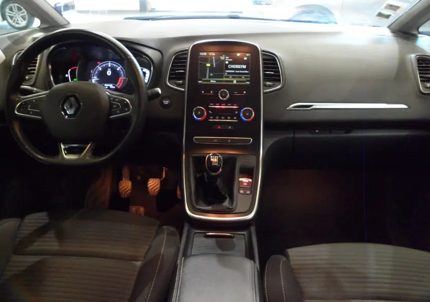Tableau de bord et console centrale du Renault Grand Scenic IV Blue dCi 120 Business avec boîte manuelle, vue avant intérieure.