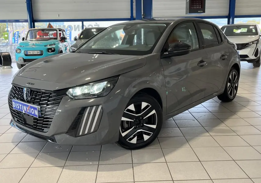 Peugeot 208 gris clair sélénium vue 3/4 avant droit avec calandre noire et jantes alliage bi-ton.