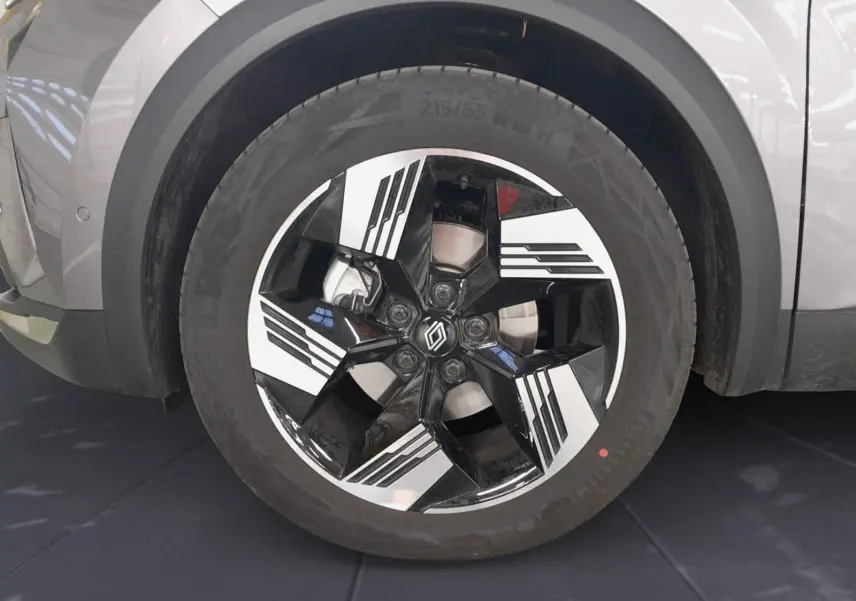 Gros plan sur la jante alliage 18'' diamantée noire et argent du Renault Symbioz gris Casiopee, roue avant droite.