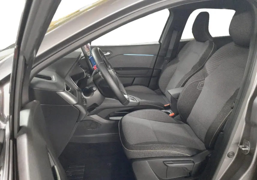 Intérieur côté conducteur du Renault Symbioz gris Casiopee, montrant les sièges Techno et le tableau de bord numérique.