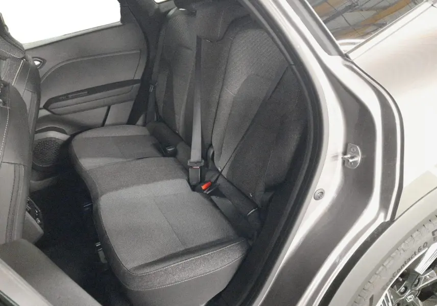 Vue intérieure côté droit sur la banquette arrière gris foncé du Renault Symbioz E-Tech Full Hybrid 145 Techno 2025.