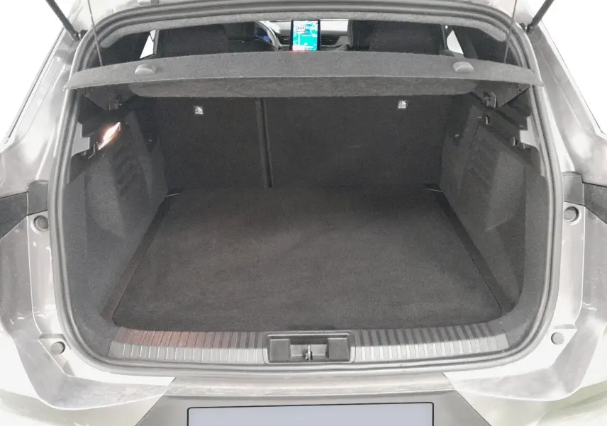 Coffre ouvert vu de l'arrière d'une Renault Symbioz gris Casiopee, montrant l'espace de rangement vide et la tablette arrière.