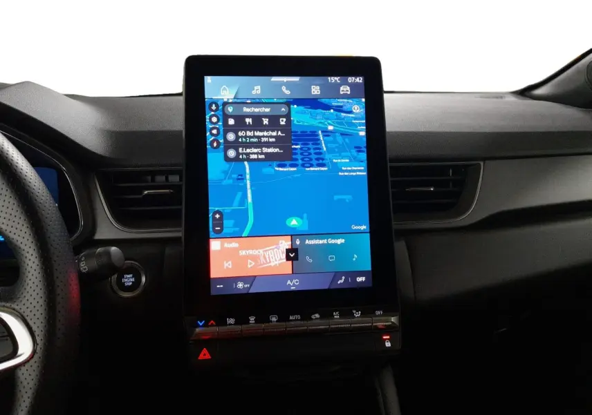 Vue intérieure centrée sur l'écran tactile vertical du système multimédia openR link dans une Renault Symbioz gris Casiopee.