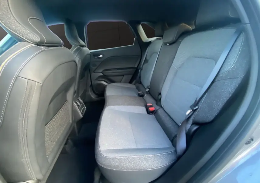 Vue intérieure côté droit des sièges arrière gris foncé et clairs du Renault Symbioz E-Tech Full Hybrid 145 Techno 2025.