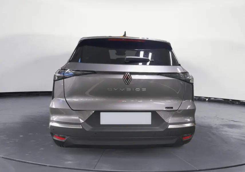 Vue arrière d'un Renault Symbioz gris Casiopee avec feux arrière fins et lunette arrière surteintée.