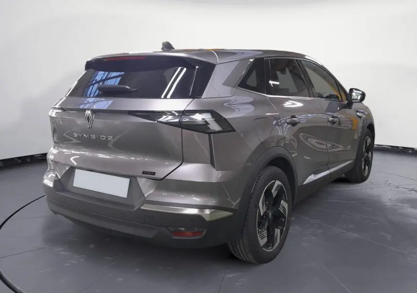 Vue 3/4 arrière droite du Renault Symbioz gris Casiopee avec feux arrière en signature lumineuse Y et jantes alliage 18 pouces.