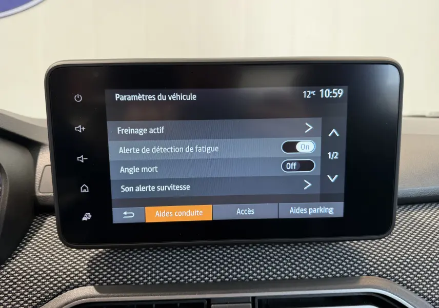 Écran tactile central de la Dacia Sandero 2025 affichant les paramètres d’aides à la conduite, avec interface moderne et boutons tactiles.