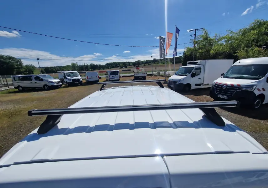 Vue plongeante sur le toit blanc d’un Citroën Berlingo M 1.5 BlueHDi 100 avec barres de toit noires, en extérieur.