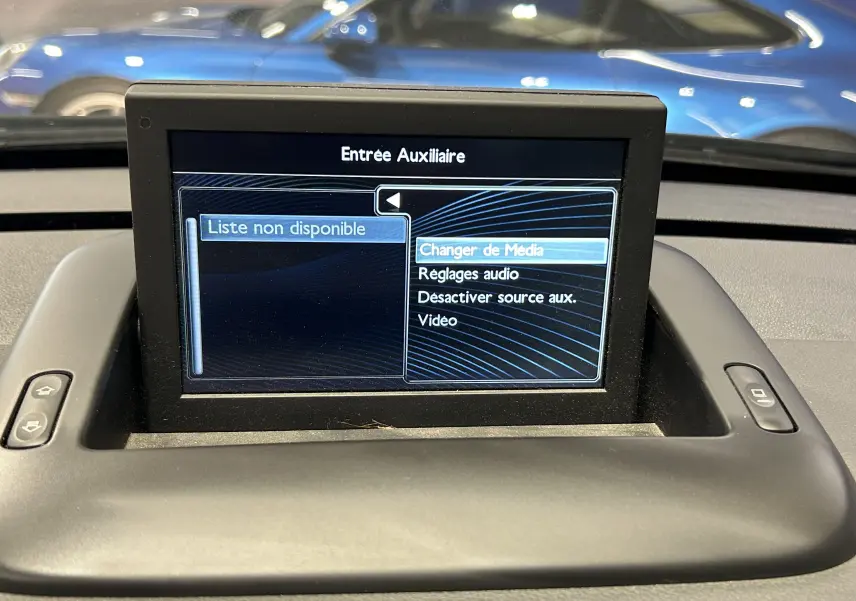 Écran central de la Peugeot 3008 gris affichant le menu audio, vue intérieure frontale rapprochée.