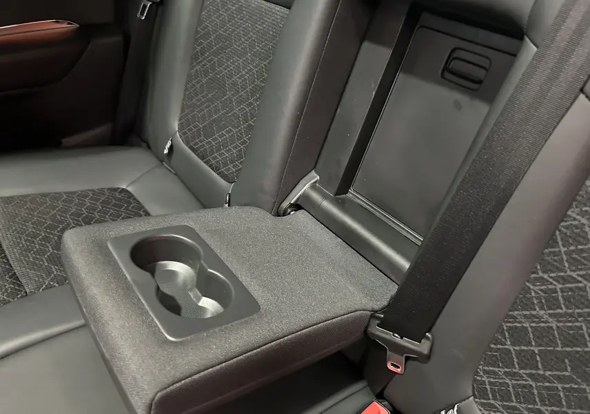 Détail de l'accoudoir central arrière avec porte-gobelets du Peugeot 3008 gris, vue rapprochée côté droit.