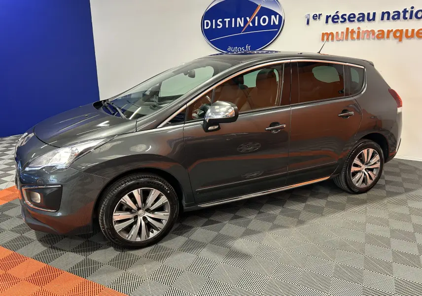 Vue latérale droite d'un Peugeot 3008 gris métallisé en intérieur, soulignant ses jantes alliage et ses vitres teintées.
