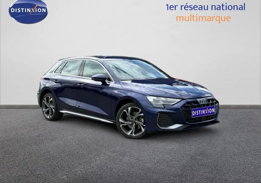 Audi A3 Sportback bleu Navarre métallisé en 3/4 avant droit, avec jantes alliage et calandre noire S line.