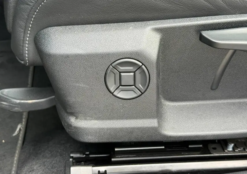 Détail du réglage manuel du siège avant droit en plastique noir sur Audi A3 Sportback 1.5 TFSI e 2025.