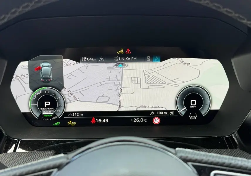 Tableau de bord numérique de l'Audi A3 Sportback 2025 affichant la navigation et les compteurs digitaux.