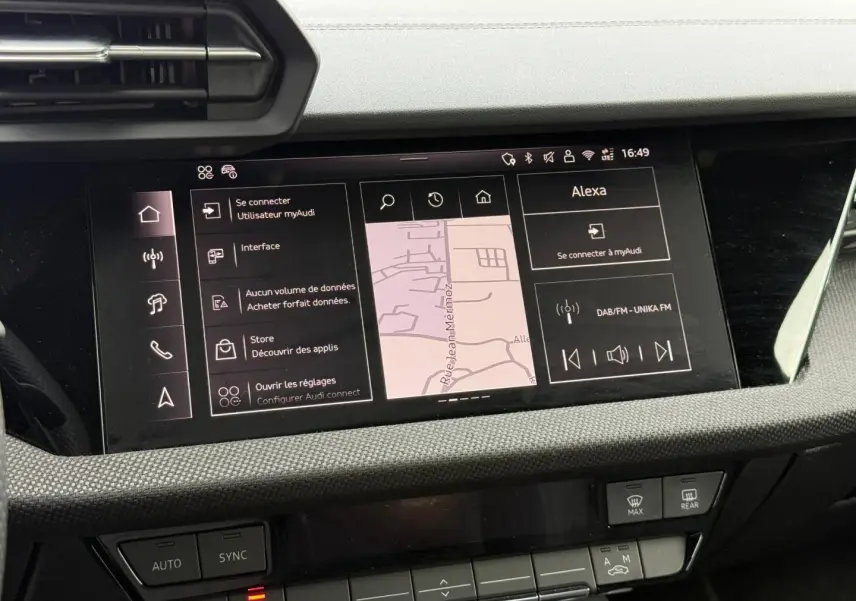 Écran tactile central de l’Audi A3 Sportback 2025, affichant navigation et commandes multimédia, intérieur noir texturé.