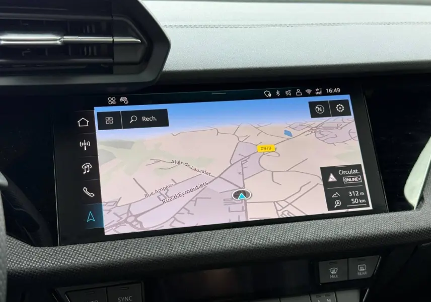 Écran tactile central du tableau de bord de l'Audi A3 Sportback 2025 affichant la navigation GPS.