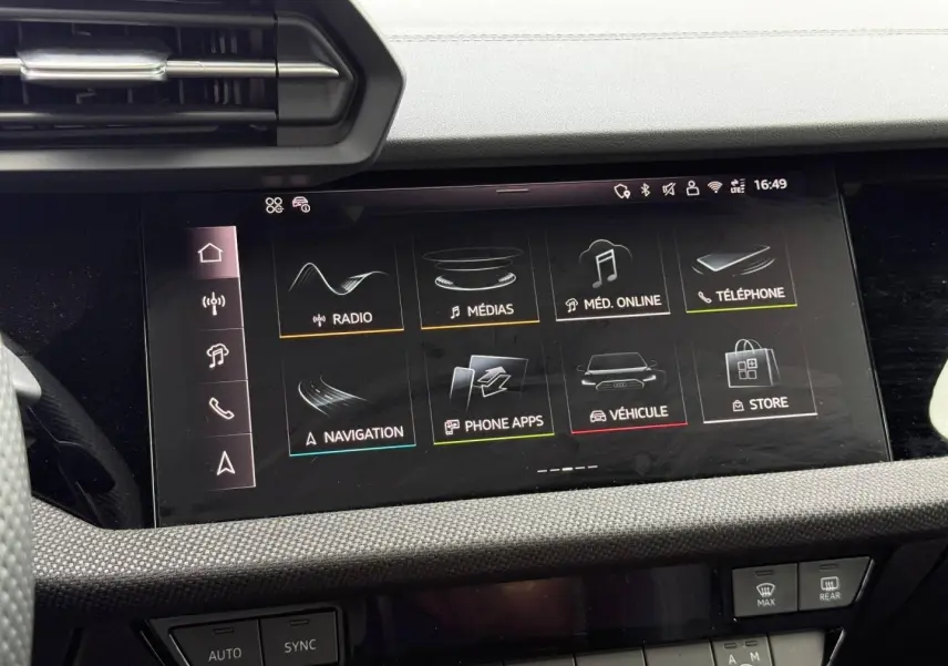 Écran tactile central de l'Audi A3 Sportback 2025 en vue rapprochée, avec interface multimédia affichée.