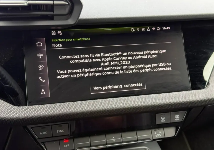 Écran tactile central affichant l'interface smartphone dans l'habitacle de l'Audi A3 Sportback 2025.
